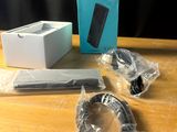 une boîte et une paire de ciseaux posées sur une table
