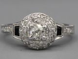 un gros plan d'une bague sertie d'un diamant et d'onyxite noire