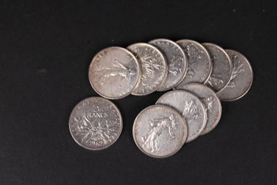 une pile de pièces d'argent sur une surface noire
