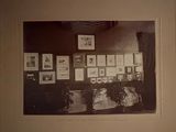 une photo en noir et blanc d'un salon avec des tableaux accrochés au mur