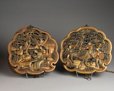 paire de plaques chinoises en bois sculpté ornées de figures