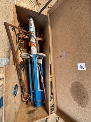 une boîte contenant un tas d'outils