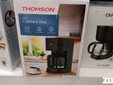 trois cafetières exposées dans un magasin