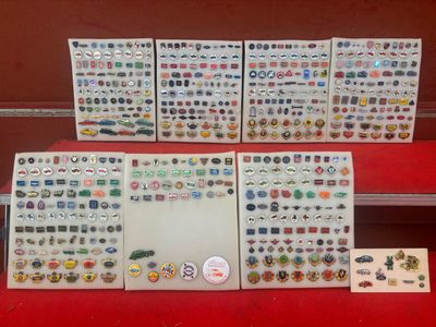 Lot d'épingles et pin's sur thème automobile - Réf.