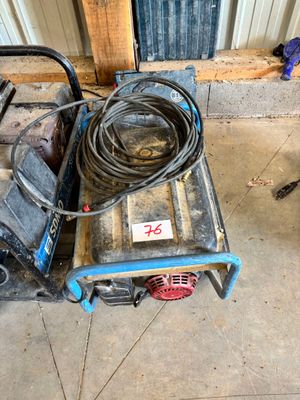 une photo d'un petit nettoyeur haute pression portable dans un garage