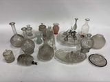 beaucoup de vases en verre et d'autres objets en verre sur la table