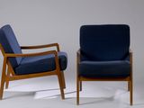 paire de fauteuils de salon danois du milieu du siècle, en teck et rembourrés de bleu