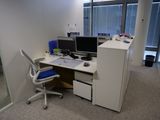 un bureau avec un ordinateur et une chaise dans une pièce