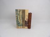 trois livres sont empilés sur une surface blanche