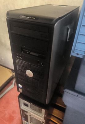 une tour d'ordinateur noire posée sur une palette en bois