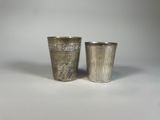 paire de verres à shot en métal argenté, ornés de motifs gravés