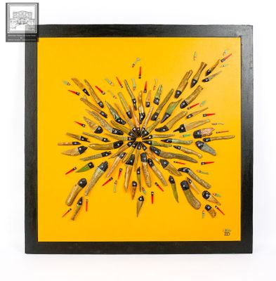 tableau représentant des crayons disposés en forme de rayons de soleil sur un fond jaune