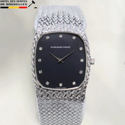 un gros plan d'une montre dont le cadran est orné de diamants