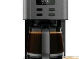 un gros plan sur une cafetière et une tasse de café