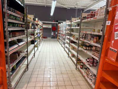 de nombreux rayons du magasin regorgent de produits alimentaires