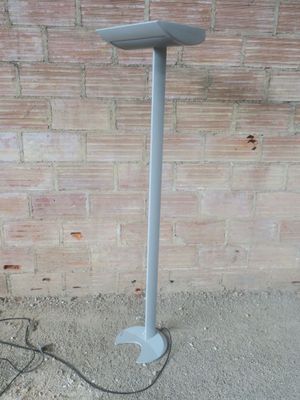 un lampadaire fixé au sommet d'un poteau métallique