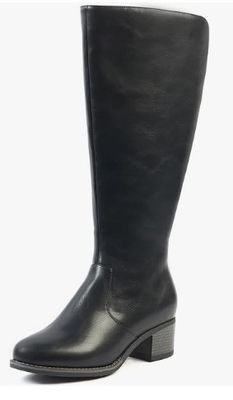 gros plan d'une paire de bottes noires sur fond blanc