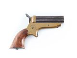 un vieux revolver avec un manche en bois sur fond blanc