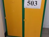 une armoire jaune et verte dans un coin de la salle de bains