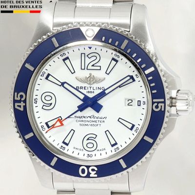La montre est blanche et bleue, avec un cadran à lunette bleue.