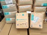 boîtes empilées dans un entrepôt