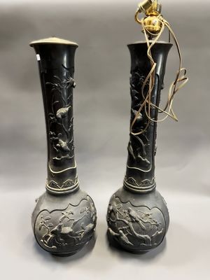 deux vases posés l'un à côté de l'autre sur une table