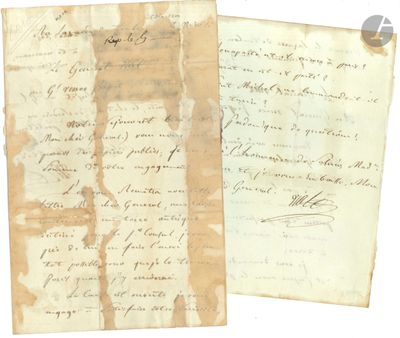 deux vieux papiers avec de l'écriture assis l'un à côté de l'autre