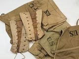 Plusieurs objets militaires sont disposés sur une surface blanche