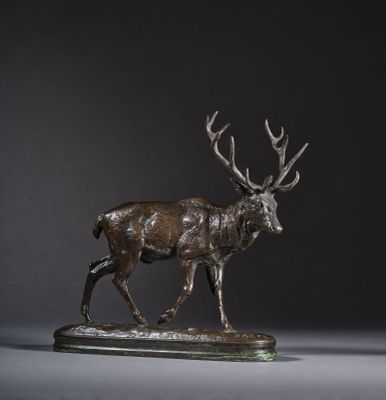 une photo d'une sculpture en bronze représentant un cerf sur un socle