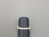 Gros plan sur une bague ornée d'un diamant