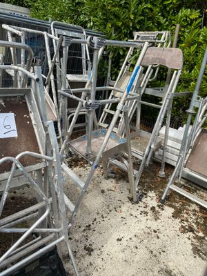 de nombreuses chaises qui traînent par terre