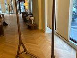 un parquet en bois massif dans le hall d'un hôtel doté de grandes fenêtres et d'un porte-manteau