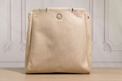 un sac fourre-tout beige posé sur une table en bois