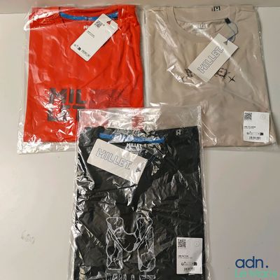 trois t-shirts pour homme, encore étiquetés, posés sur une table