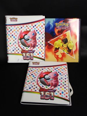 deux cartes à collectionner Pokémon et un classeur sur fond noir