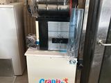 une machine posée sur une boîte