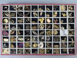 une vitrine remplie d'une grande variété de bijoux