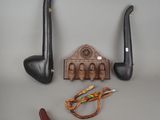 tout un tas de pipes de toutes sortes sur la table