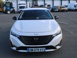 une voiture blanche garée dans un parking