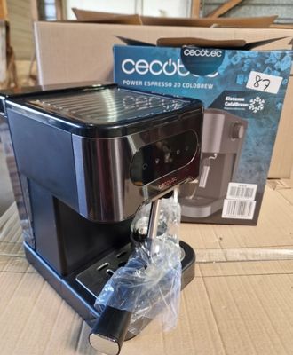 une cafetière posée sur une table