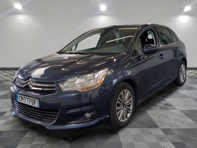 une photo d'une Citroën bleue garée dans un garage