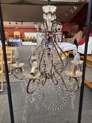 une image représentant un lustre suspendu au plafond d'une pièce
