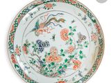 une image représentant une assiette sur laquelle sont peints des fleurs et des oiseaux