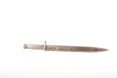 un vieux couteau qui a été laissé sur la table