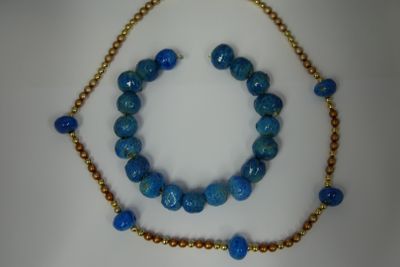 - 2 Colliers de perles en céramique