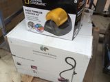 une caisse sur laquelle est posé un aspirateur, le tout sur une palette