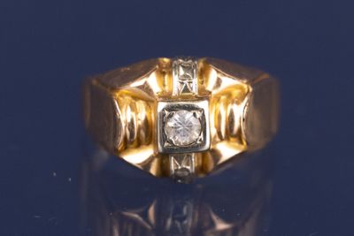 l'image d'une bague en or sertie d'un diamant
