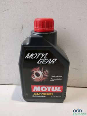 un gros plan d'une bouteille d'huile moteur posée sur une table