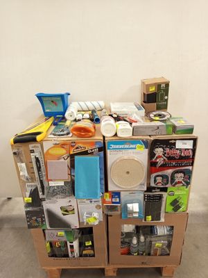 un tas d'objets divers posés sur un carton