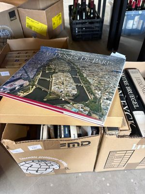 de nombreux cartons de livres empilés les uns sur les autres